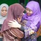 Gubernur Khofifah Indar Parawansa temui keluarga korban kapal tenggelam KM Virgo Transport 8 dan menyalurkan bantuan secara bertahap.(poto: kompas.com).