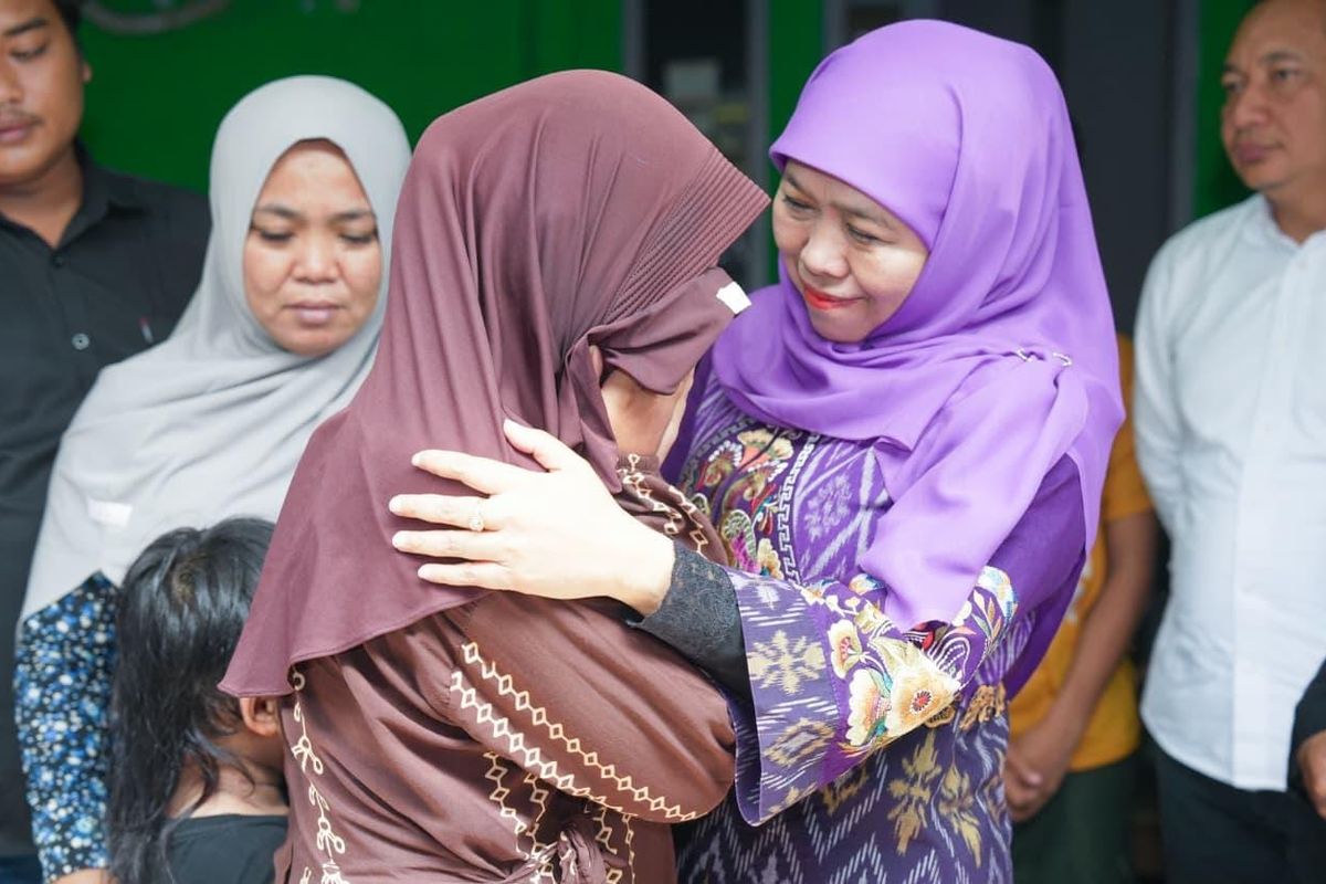 Gubernur Khofifah Indar Parawansa temui keluarga korban kapal tenggelam KM Virgo Transport 8 dan menyalurkan bantuan secara bertahap.(poto: kompas.com).