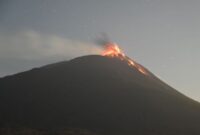 Gunung Ile Lewotolok di Lembata NTT mengalami 177 kali erupsi dan dentuman.(poto: kompas.com).