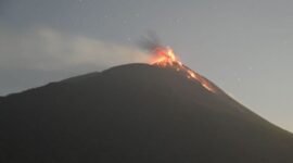 Gunung Ile Lewotolok di Lembata NTT mengalami 177 kali erupsi dan dentuman.(poto: kompas.com).