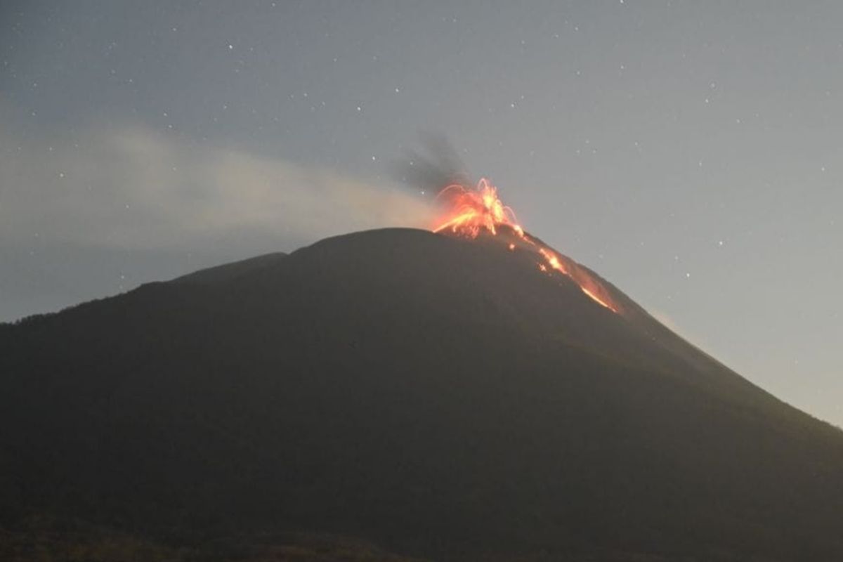Gunung Ile Lewotolok di Lembata NTT mengalami 177 kali erupsi dan dentuman.(poto: kompas.com).
