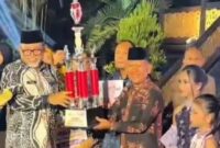 Pemerintah Kabupaten Merangin menerima piala juara pertama parade kapal hias Festival Batanghari 2026.(poto: kominfo).