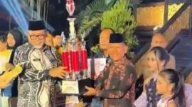 Pemerintah Kabupaten Merangin menerima piala juara pertama parade kapal hias Festival Batanghari 2026.(poto: kominfo).