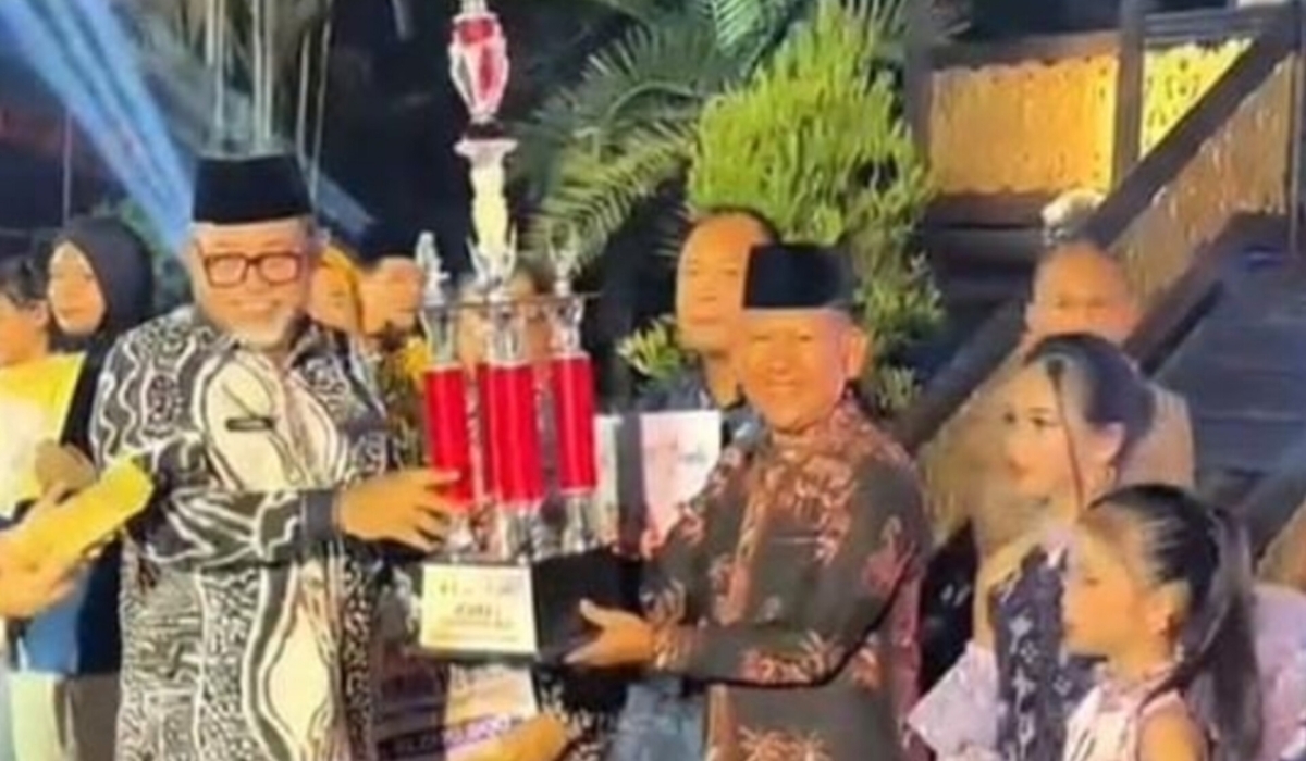 Pemerintah Kabupaten Merangin menerima piala juara pertama parade kapal hias Festival Batanghari 2026.(poto: kominfo).