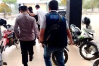 Unit Reskrim Polsek Tebo Tengah bersama Satreskrim Polres Tebo mengamankan seorang Aparatur Sipil Negara (ASN) berinisial EW dari ruang kerjanya pada Senin (14/9/2026).(poto: oegopost.id).