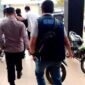Unit Reskrim Polsek Tebo Tengah bersama Satreskrim Polres Tebo mengamankan seorang Aparatur Sipil Negara (ASN) berinisial EW dari ruang kerjanya pada Senin (14/9/2026).(poto: oegopost.id).