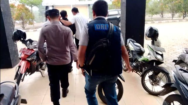 Unit Reskrim Polsek Tebo Tengah bersama Satreskrim Polres Tebo mengamankan seorang Aparatur Sipil Negara (ASN) berinisial EW dari ruang kerjanya pada Senin (14/9/2026).(poto: oegopost.id).