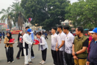Ketua Umum KONI Provinsi Jambi AKBP Mat Sanusi menyerahkan penghargaan khusus kepada jajaran atlet, pelatih, hingga pengurus cabang olahraga berprestasi.(poto: istimewa).