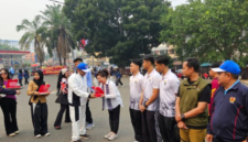 Ketua Umum KONI Provinsi Jambi AKBP Mat Sanusi menyerahkan penghargaan khusus kepada jajaran atlet, pelatih, hingga pengurus cabang olahraga berprestasi.(poto: istimewa).