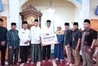 Pemkot Sungai Penuh menggelar Safari Jumat di Masjid Nurul Hikmah untuk menyerap aspirasi warga sekaligus menyalurkan bantuan CSR pembangunan.(poto: istimewa).