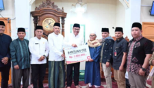 Pemkot Sungai Penuh menggelar Safari Jumat di Masjid Nurul Hikmah untuk menyerap aspirasi warga sekaligus menyalurkan bantuan CSR pembangunan.(poto: istimewa).