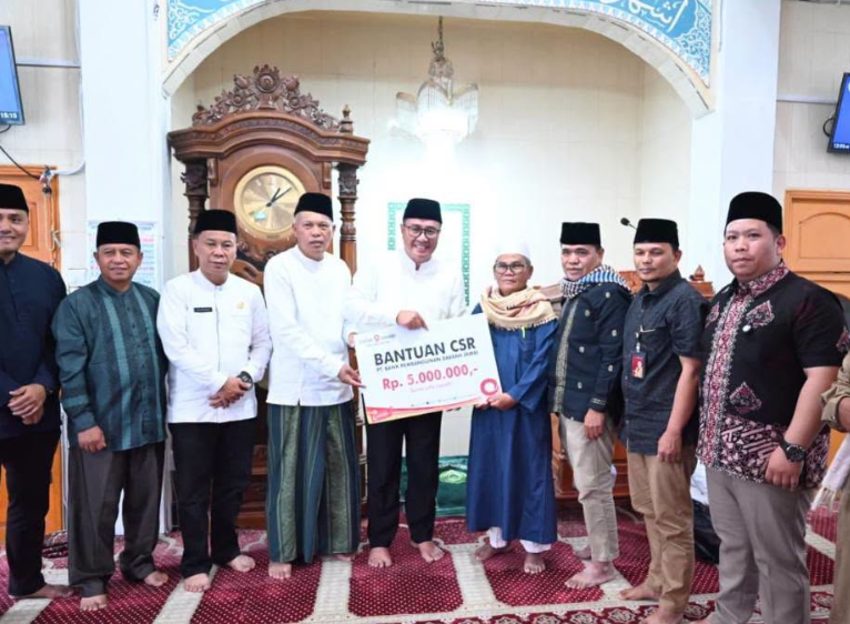 Pemkot Sungai Penuh menggelar Safari Jumat di Masjid Nurul Hikmah untuk menyerap aspirasi warga sekaligus menyalurkan bantuan CSR pembangunan.(poto: istimewa).