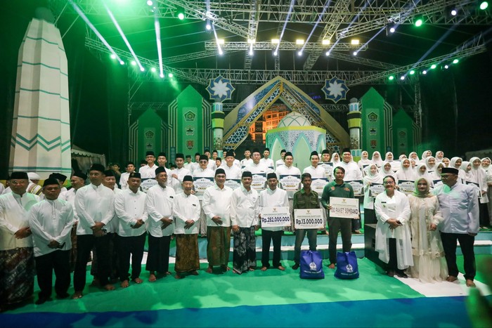 Penyerahan apresiasi berlangsung bertepatan dengan gelaran tasyakuran Jateng Bersholawat pada Rabu (23/9/2026) malam.(poto: detik.com).