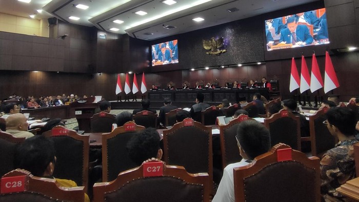Sidang gugatan PHPU Presiden dan Wakil Presiden Pilpres 2024 soal syarat pendidikan pencalonan Gibran Rakabuming Raka di MK, Rabu (23/9/2026).(poto: detik.com).
