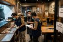 Ilustrasi: Petugas dinkes dan BPOM selidiki dapur restoran Korea di Bandung usai ratusan konsumen diduga keracunan, Rabu (7/10).(poto: AI).