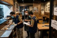 Ilustrasi: Petugas dinkes dan BPOM selidiki dapur restoran Korea di Bandung usai ratusan konsumen diduga keracunan, Rabu (7/10).(poto: AI).