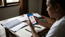 Ilustrasi: OJK soroti kenaikan kredit macet pinjol yang kini capai 4,73 persen, minta platform perkuat manajemen risiko.(poto: AI).