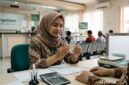 Ilustarsi Seorang warga sedang bertransaksi membeli emas Antam di outlet Pegadaian, Kamis (22/10/2026).(poto: AI).