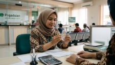 Ilustarsi Seorang warga sedang bertransaksi membeli emas Antam di outlet Pegadaian, Kamis (22/10/2026).(poto: AI).