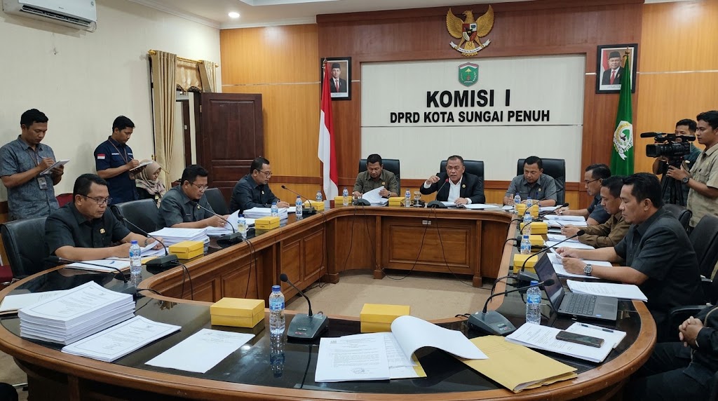 Ilustrasi: Khaidir, Ketua Komisi I DPRD Sungai Penuh, kritik keras fasilitas hotel peserta Bimtek dalam rapat resmi dewan.(poto: AI).