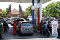 Ilustrasi: Aparat gabungan kawal aturan ganjil genap BBM subsidi di salah satu SPBU Bali guna atasi antrean panjang. (17/10/2026).(poto: AI).
