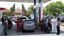 Ilustrasi: Aparat gabungan kawal aturan ganjil genap BBM subsidi di salah satu SPBU Bali guna atasi antrean panjang. (17/10/2026).(poto: AI).