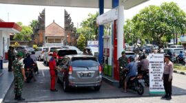 Ilustrasi: Aparat gabungan kawal aturan ganjil genap BBM subsidi di salah satu SPBU Bali guna atasi antrean panjang. (17/10/2026).(poto: AI).