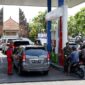 Ilustrasi: Aparat gabungan kawal aturan ganjil genap BBM subsidi di salah satu SPBU Bali guna atasi antrean panjang. (17/10/2026).(poto: AI).