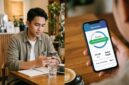 Ilustrasi: Pelanggan memeriksa fitur rollover kuota internet di ponsel tanpa beban biaya tambahan tarif paket data.(poto: AI).