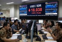 Aktivitas ruang transaksi pasar uang saat nilai tukar rupiah menembus level Rp 18.038 per dollar AS. (dok.jemarionline.com)