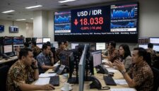 Aktivitas ruang transaksi pasar uang saat nilai tukar rupiah menembus level Rp 18.038 per dollar AS. (dok.jemarionline.com)