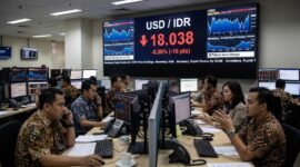 Aktivitas ruang transaksi pasar uang saat nilai tukar rupiah menembus level Rp 18.038 per dollar AS. (dok.jemarionline.com)
