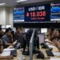 Aktivitas ruang transaksi pasar uang saat nilai tukar rupiah menembus level Rp 18.038 per dollar AS. (dok.jemarionline.com)