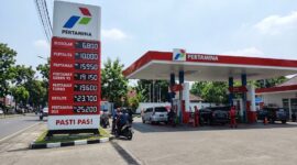 Daftar harga BBM subsidi dan nonsubsidi terpampang pada papan tarif di salah satu SPBU Pertamina per Oktober 2026.(poto: AI).