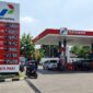 Daftar harga BBM subsidi dan nonsubsidi terpampang pada papan tarif di salah satu SPBU Pertamina per Oktober 2026.(poto: AI).