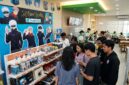 Ilustrasi: Pelanggan antusias berburu merchandise resmi Jujutsu Kaisen di gerai FamilyMart yang dihiasi dekorasi khas anime tersebut.(poto: AI).