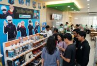 Ilustrasi: Pelanggan antusias berburu merchandise resmi Jujutsu Kaisen di gerai FamilyMart yang dihiasi dekorasi khas anime tersebut.(poto: AI).