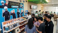 Ilustrasi: Pelanggan antusias berburu merchandise resmi Jujutsu Kaisen di gerai FamilyMart yang dihiasi dekorasi khas anime tersebut.(poto: AI).