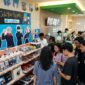 Ilustrasi: Pelanggan antusias berburu merchandise resmi Jujutsu Kaisen di gerai FamilyMart yang dihiasi dekorasi khas anime tersebut.(poto: AI).