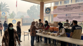 Ilustrasi Penyaluran Makan Bergizi Gratis (MBG) di sekolah saat PJJ akibat karhutla, diambil oleh orang tua dengan masker.(poto: AI).