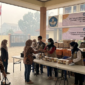 Ilustrasi Penyaluran Makan Bergizi Gratis (MBG) di sekolah saat PJJ akibat karhutla, diambil oleh orang tua dengan masker.(poto: AI).