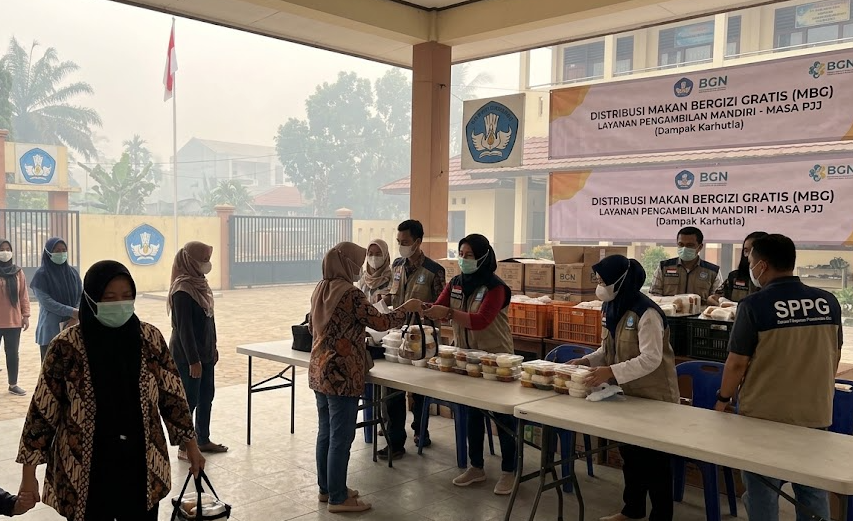 Ilustrasi Penyaluran Makan Bergizi Gratis (MBG) di sekolah saat PJJ akibat karhutla, diambil oleh orang tua dengan masker.(poto: AI).