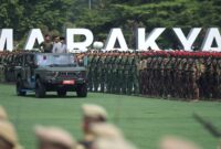 Presiden Prabowo dan Panglima TNI Agus Subiyanto cek pasukan saat peringatan HUT ke-81 TNI di Cilangkap, Jakarta, Senin.(poto: kompas.com).