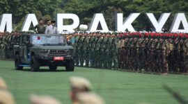 Presiden Prabowo dan Panglima TNI Agus Subiyanto cek pasukan saat peringatan HUT ke-81 TNI di Cilangkap, Jakarta, Senin.(poto: kompas.com).