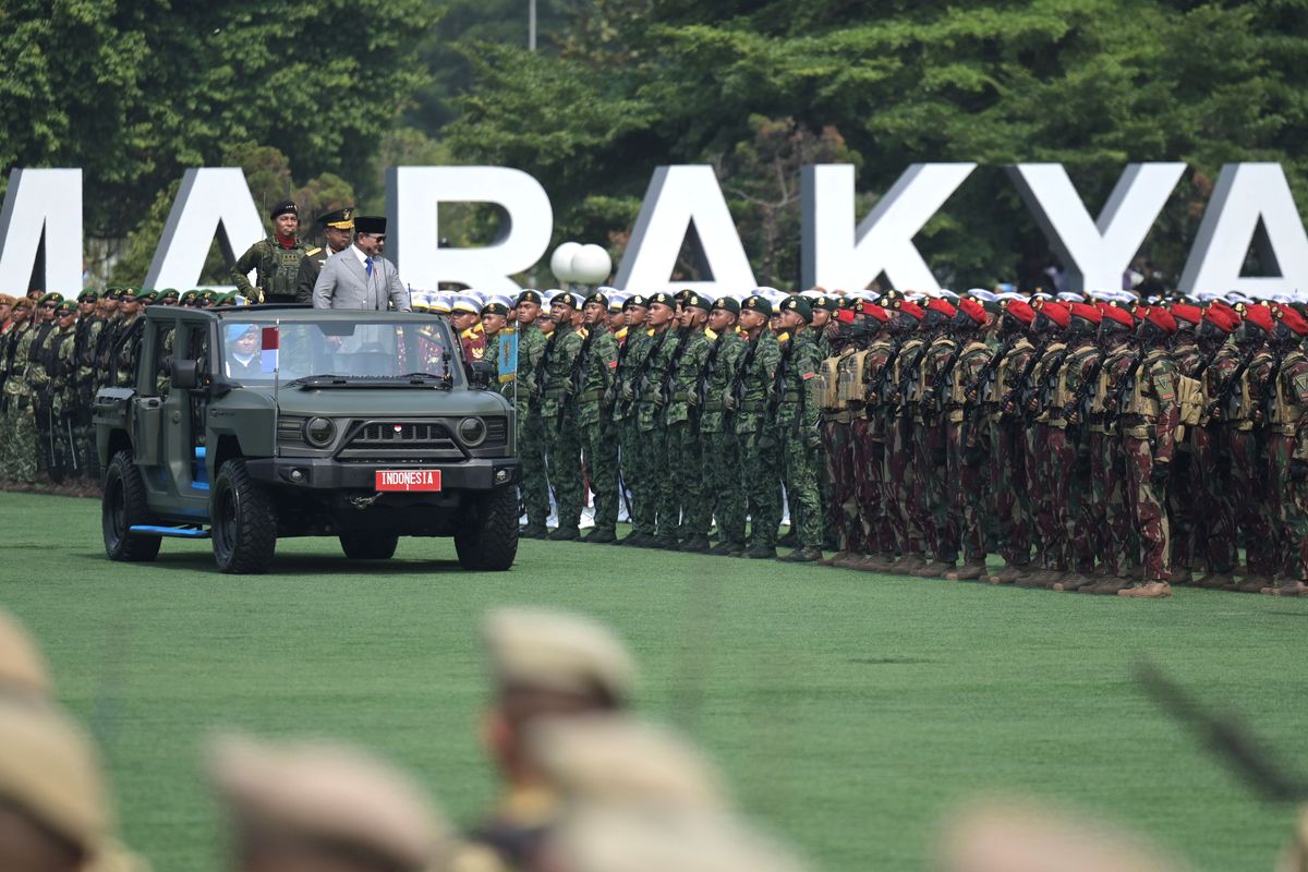 Presiden Prabowo dan Panglima TNI Agus Subiyanto cek pasukan saat peringatan HUT ke-81 TNI di Cilangkap, Jakarta, Senin.(poto: kompas.com).