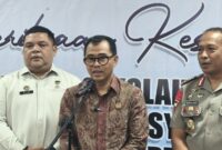 Ketua ORI Nuzran Joher pantau tes kesehatan calon taruna Poltekimipas di RS Bhayangkara Brimob, Depok, Rabu (14/10/2026).(poto: kompas.com).