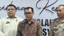 Ketua ORI Nuzran Joher pantau tes kesehatan calon taruna Poltekimipas di RS Bhayangkara Brimob, Depok, Rabu (14/10/2026).(poto: kompas.com).