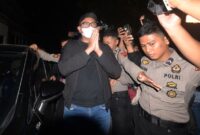 Bupati Klaten Hamenang Wajar Ismoyo diperiksa KPK di Klaten usai terjaring OTT kasus suap dengan bukti uang Rp1 miliar.(poto: kompas.com).