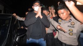 Bupati Klaten Hamenang Wajar Ismoyo diperiksa KPK di Klaten usai terjaring OTT kasus suap dengan bukti uang Rp1 miliar.(poto: kompas.com).