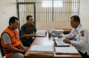 Ilustrasi Penyidik memeriksa tersangka MD didampingi kuasa hukum di Lapas Kelas IIA Jambi terkait dugaan TPPU seleksi Bintara Polri.(poto: AI).